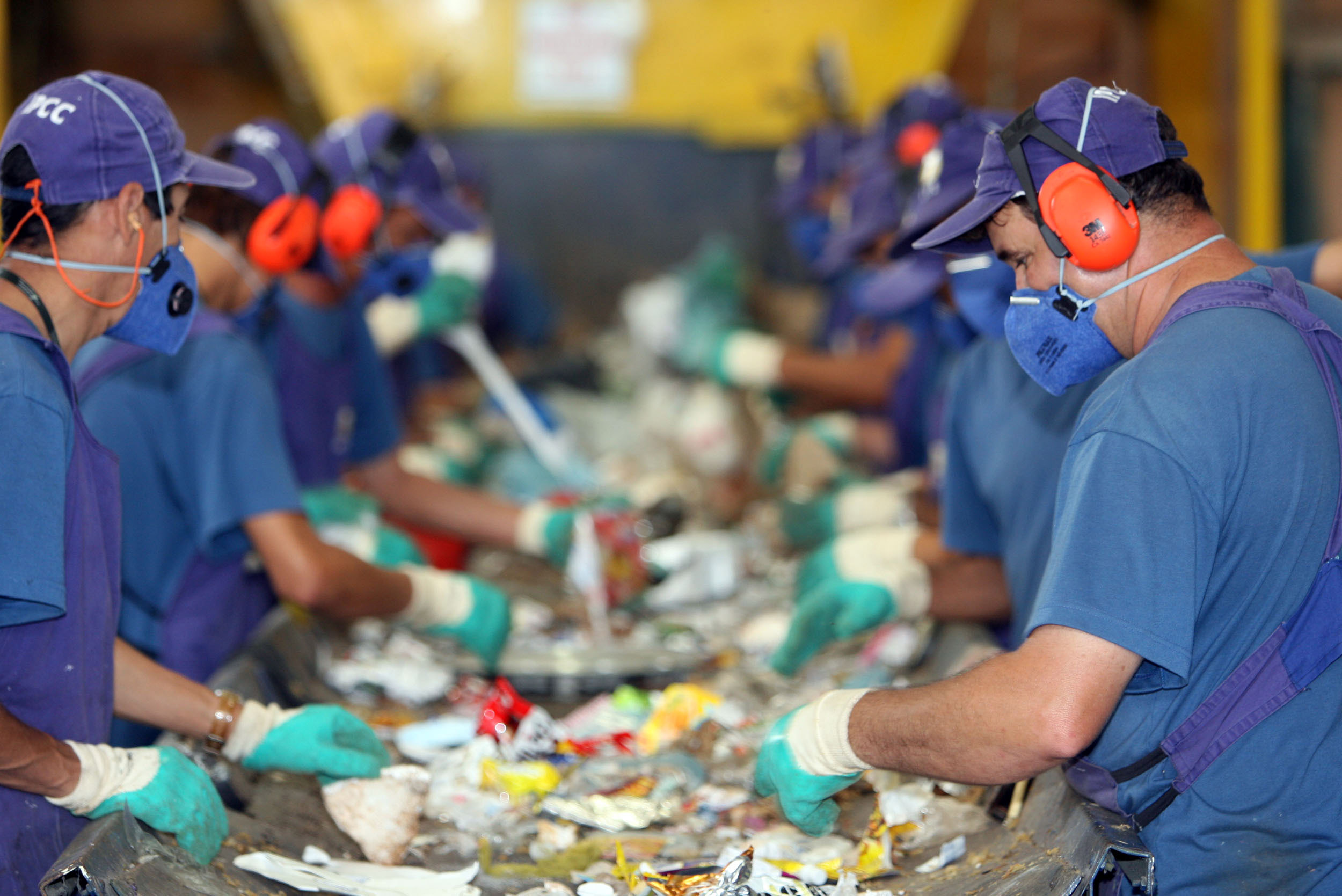 Equipamentos de Proteção Individual (EPIs) Essenciais para Trabalhos com Reciclagem
